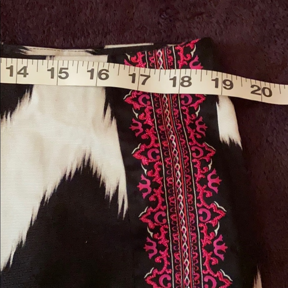 WHBM Aztec print black & white skirt sz 14 - Picture 7 of 8